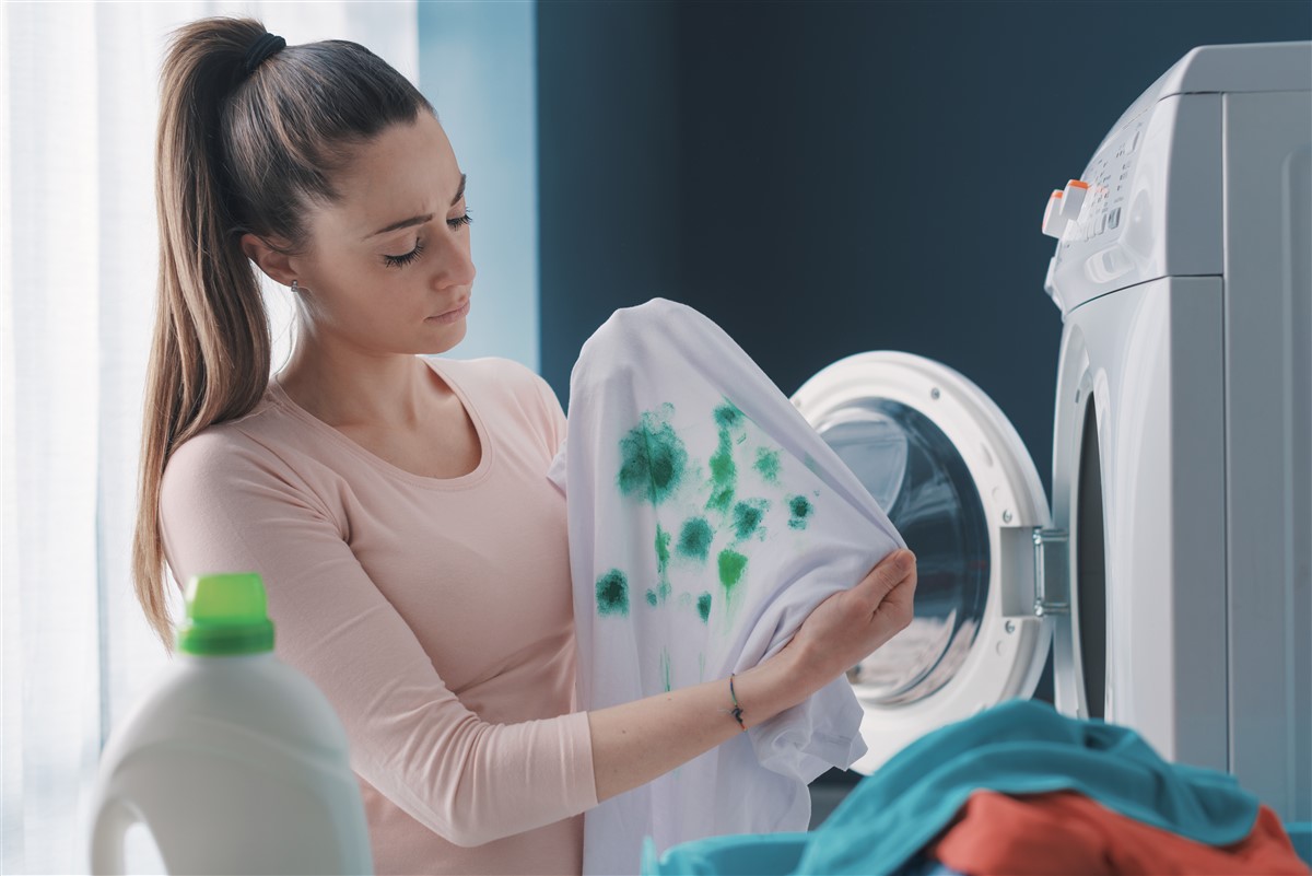 Éliminer les taches, restaurer l’éclat du linge blanc avec des astuces naturelles