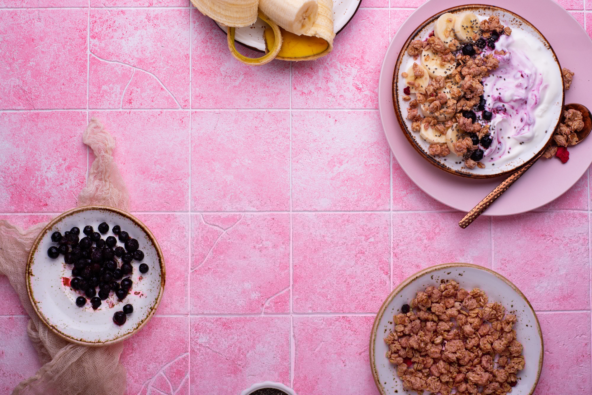 Les étapes incontournables pour relooker une table avec du carrelage coloré