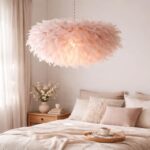 découvrez notre suspension plume rose, idéale pour apporter douceur et une touche de rêve à la décoration de votre chambre.