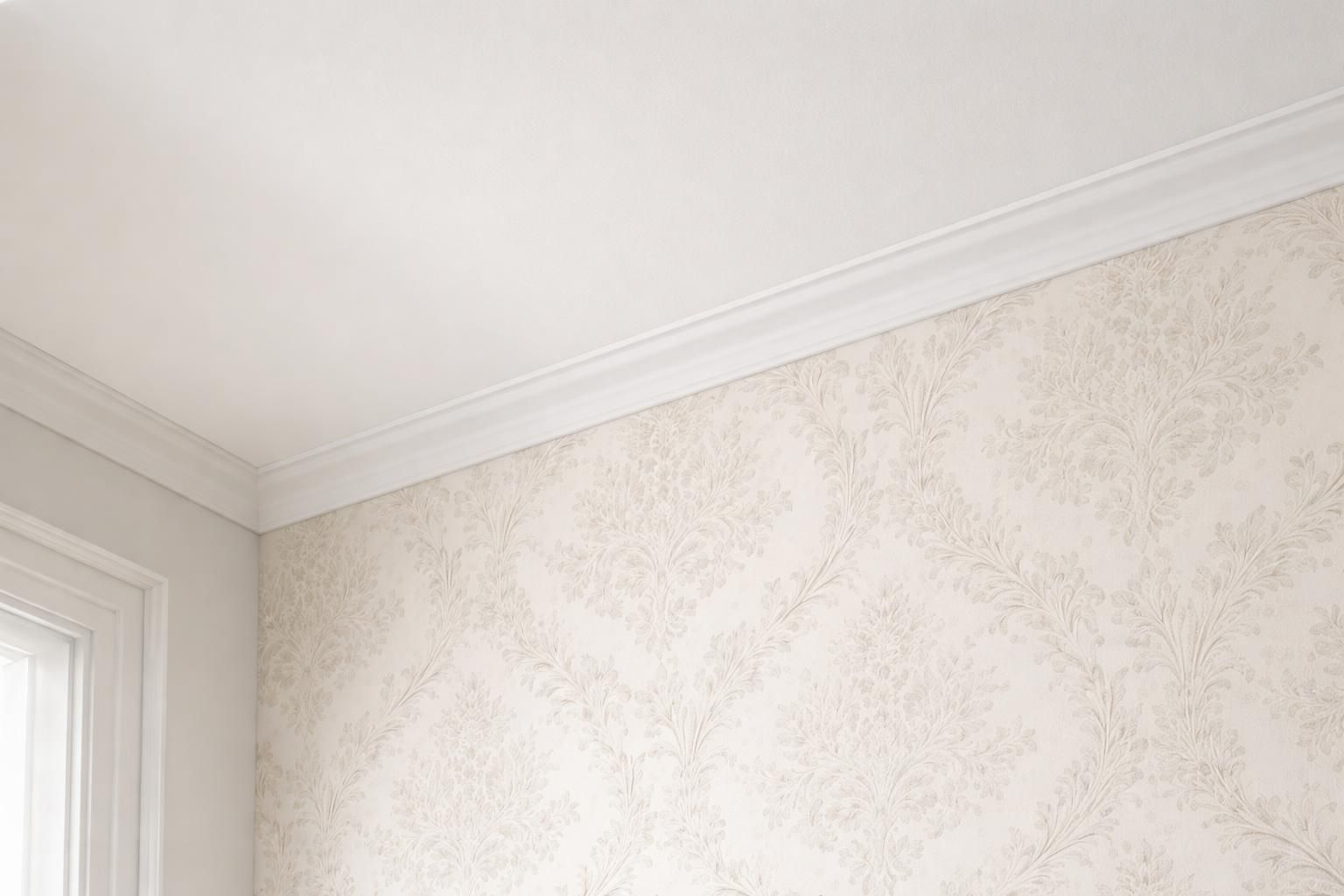 Finition papier peint : réussir le raccord parfait entre le mur et le plafond