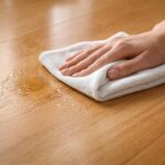 découvrez nos astuces efficaces pour enlever une tache de gras sur un parquet vitrifié sans l'endommager. suivez nos conseils faciles et rapides pour retrouver un sol propre et éclatant.