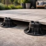 découvrez quelle résistance choisir pour un carrelage posé sur plot afin d'assurer durabilité et stabilité à votre terrasse ou balcon.