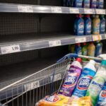 découvrez comment la rupture de stock de domestos pourrait provoquer une augmentation des prix et affecter le marché des produits d'hygiène.